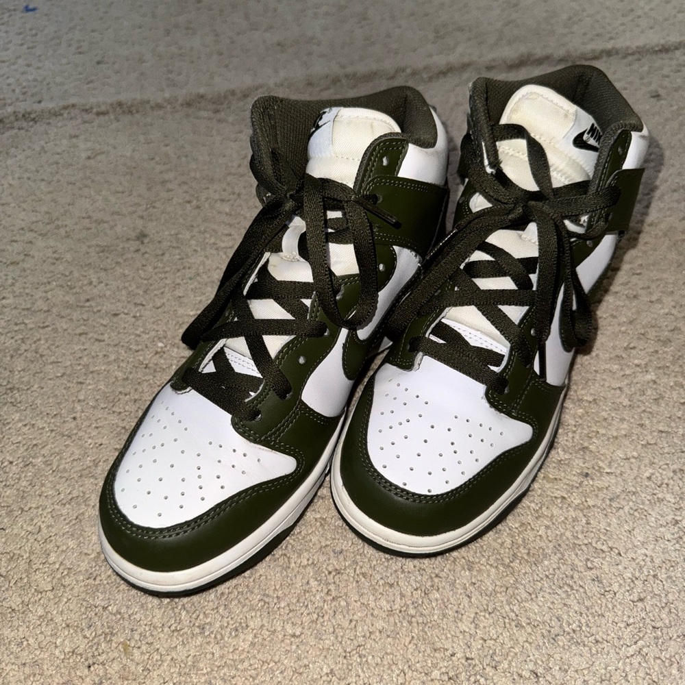 Nike High-Top Dunks in White and Green big kids size 7